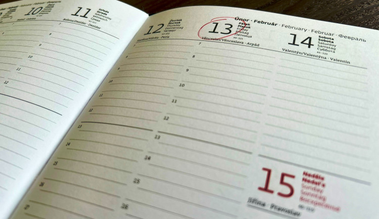 ANKETA: Pátek třináctého. Pověrčiví lidé raději sedí doma, čísla se bojí i hoteliéři