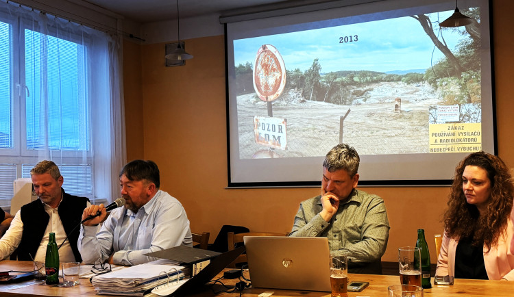 Milionem tun odpadu chce firma zavézt obří lom na okraji obce. Lidé proti tomu bojují