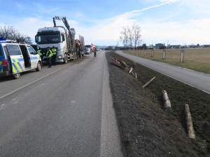 Při nehodě na Kaplicku se z kamionu sesunul špatně zajištěný náklad