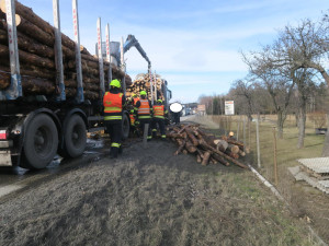 Při nehodě na Kaplicku se z kamionu sesunul špatně zajištěný náklad