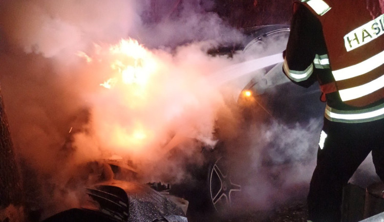 Noční nehoda na Krumlovsku. Auto vzplálo v plném rozsahu