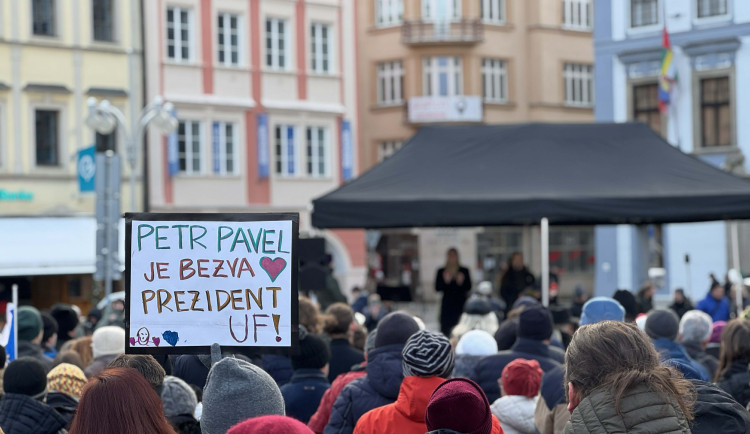 Příznivci prezidenta zaplnili budějovické náměstí. Podporu přišly vyjádřit stovky lidí