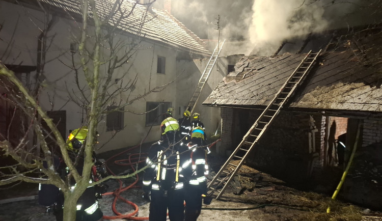 V Charvátech hořely dva domy, oheň nezasáhl obytné prostory. Škoda půjde do milionu