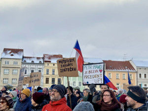 Příznivci prezidenta zaplnili budějovické náměstí. Podporu přišly vyjádřit stovky lidí