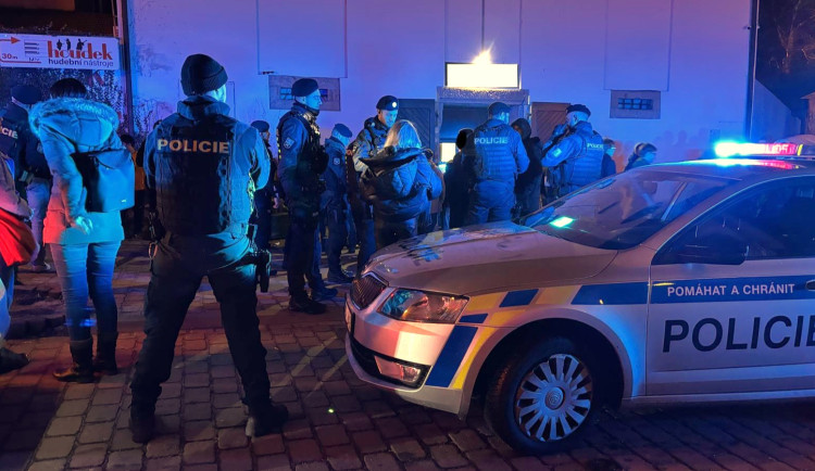 Během obří šťáry zkontrolovali policisté 1 035 osob, z toho 620 cizinců