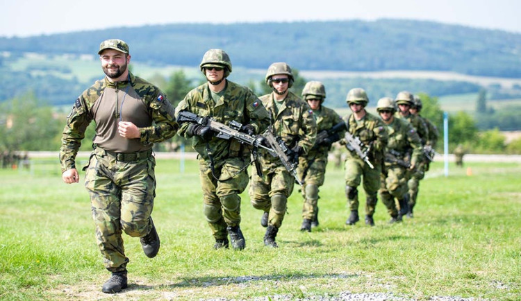 Za smrt studenta při vojenském výcviku ve Vyškově hrozí zdravotnicím podmínky