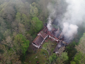 Požár objektu v lese