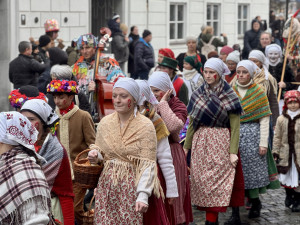 FOTO: Masopustní průvod prošel centrem Budějovic, děti polekal výstřel z děla