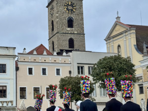 FOTO: Masopustní průvod prošel centrem Budějovic, děti polekal výstřel z děla