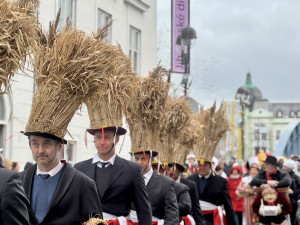 FOTO: Masopustní průvod prošel centrem Budějovic, děti polekal výstřel z děla