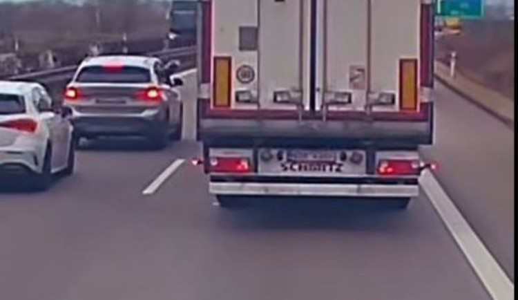 Dva Ukrajinci vyfasovali u soudu podmíněné tresty za střelbu z praku na kamion