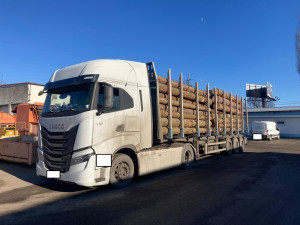 Přetížené kamiony i mobily za volantem. Policejní kontroly odhalily desítky přestupků