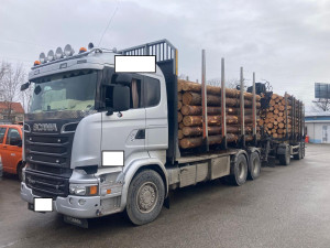 Přetížené kamiony i mobily za volantem. Policejní kontroly odhalily desítky přestupků