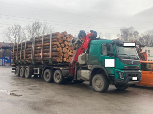 Přetížené kamiony i mobily za volantem. Policejní kontroly odhalily desítky přestupků