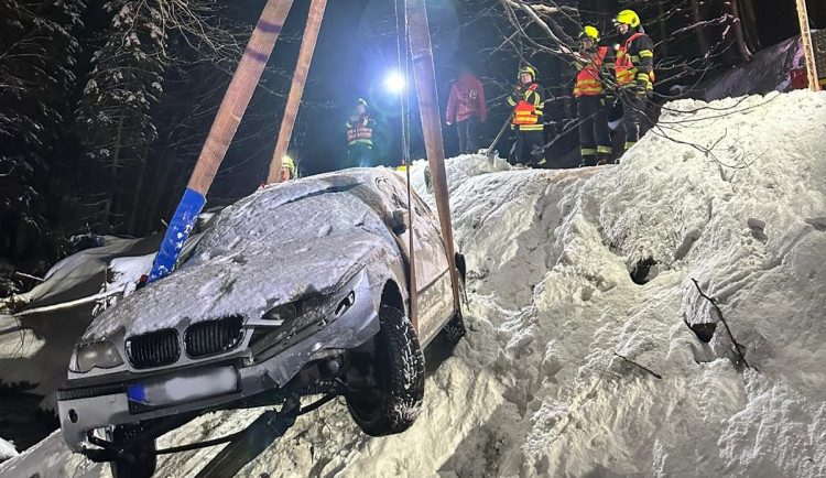 U Dolních Míseček sjelo auto do řeky Jizerky. Odtahovka nepomohla, vytáhli ho až hasiči