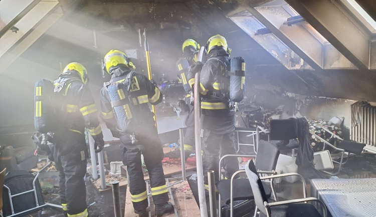 Požár v bohnické nemocnici zřejmě založil pacient, který při něm zemřel