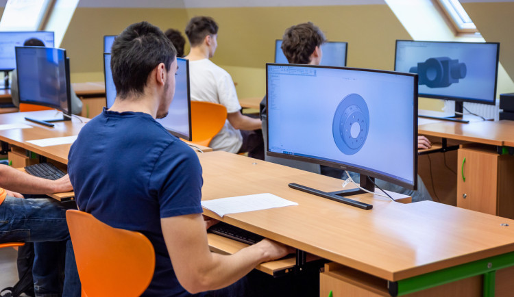 Čas se krátí. Ředitel Automobilní školy radí, jak podat přihlášku na poslední chvíli