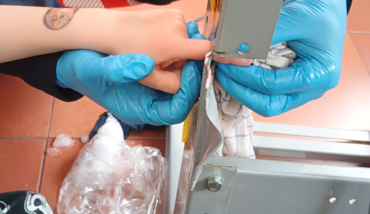 Zvídavému chlapci se zasekl prst v malém otvoru, pomoct mu museli hasiči s bruskou