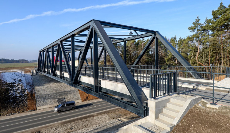 Slavný most ve šrotu neskončil. Po přesunu na jiné místo slouží jako lávka