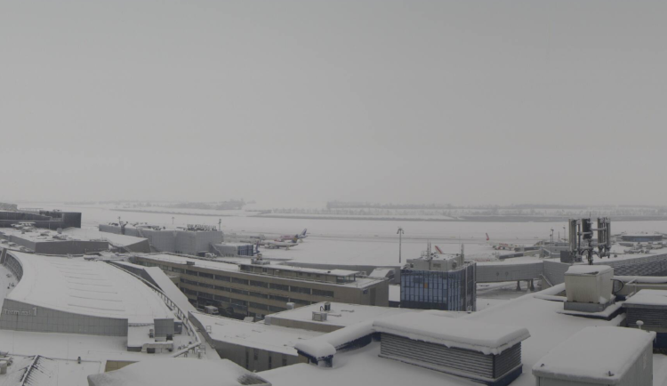 Sníh paralyzoval Vídeň. Lidé řeší zrušené lety i komplikace na cestách