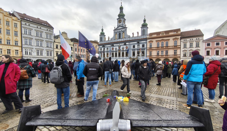 Společně za Ukrajinu. V Budějovicích si stovky lidí připomněly výročí invaze