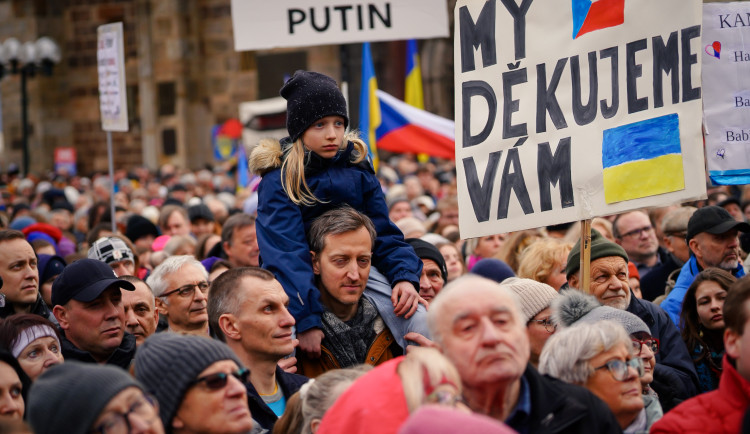 FOTO: Děti, psi i slavné tváře. Ukrajinu přišly na Staromák podpořit tisíce lidí