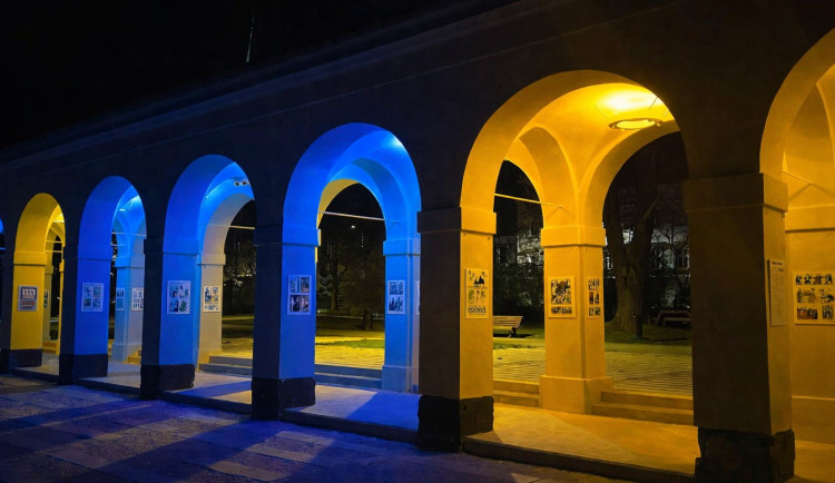 Opavské arkády září v modré a žluté, město si připomíná začátek války na Ukrajině