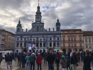 Společně za Ukrajinu. V Budějovicích si stovky lidí připomněly výročí invaze