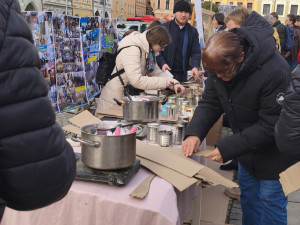 Společně za Ukrajinu. V Budějovicích si stovky lidí připomněly výročí invaze