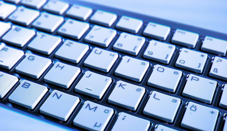 Podvodníci si přišli až na tři miliony. Slibovali zabezpečení účtu i výdělky z Bitcoinu