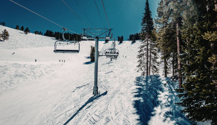 V Krkonoších připadlo deset cm sněhu a přišla obleva, na sjezdovkách byly o víkendu tisíce lidí