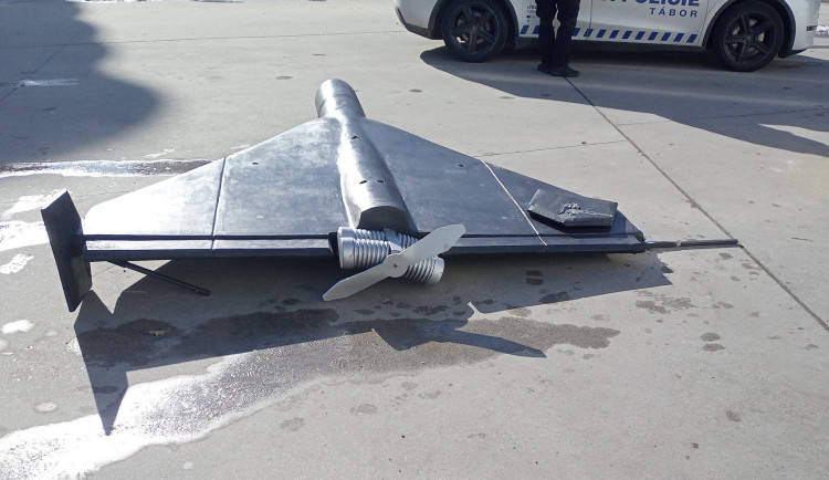 Žádný vandalismus se nekonal. Maketu ruského dronu poničili v Táboře hrající si děti