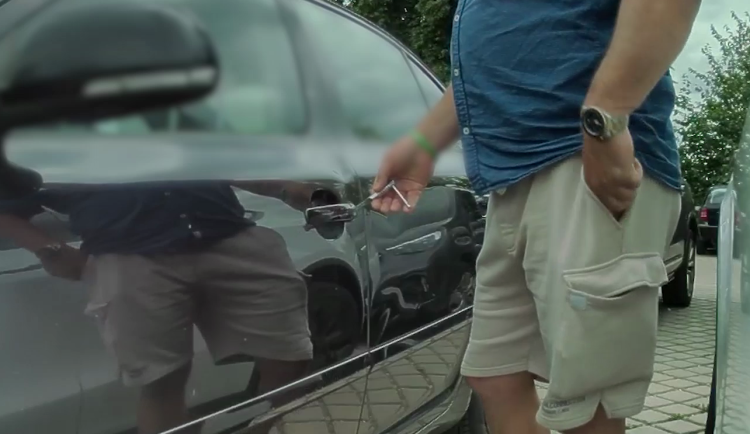 Muž jezdil do Prahy vykrádat auta k motolské nemocnici. Měl na to speciální nástroj