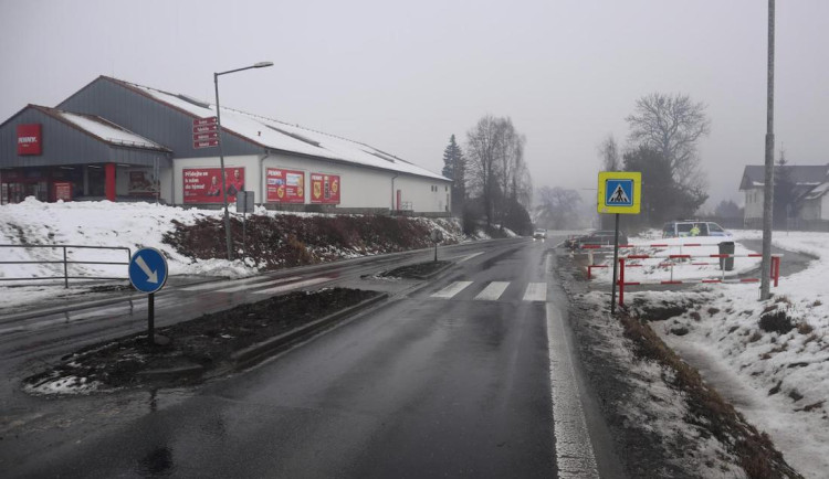 Auto na přechodu ve Cvikově srazilo desetiletou dívku. Hledají se svědci