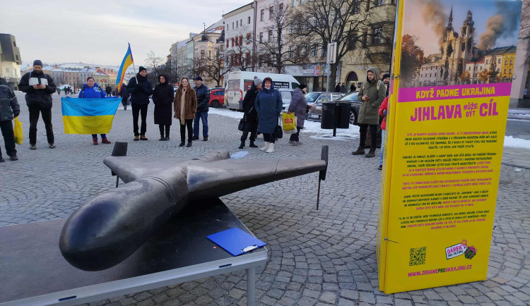 Šrot, propaganda, nebo varování? Maketa ruského dronu rozdělila Jihlavu