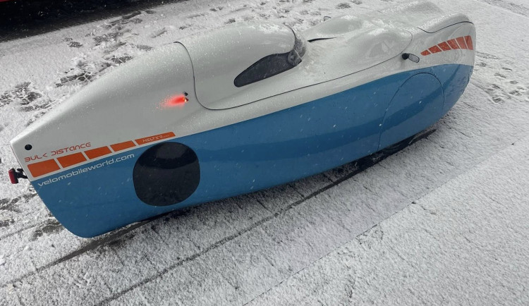 Neobvyklé vozítko svištělo Ostravicí, velomobil zastavili překvapení policisté