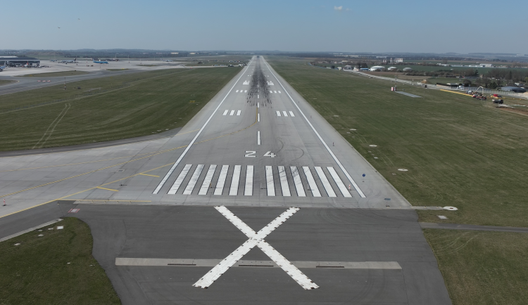 Letiště Praha uzavře kvůli opravám hlavní dráhu, provoz se přesune nad hustě obydlené oblasti