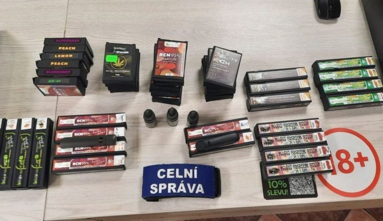 Elektronické cigarety vydávali prodejci za aromalampy. Celníci podvod odhalili
