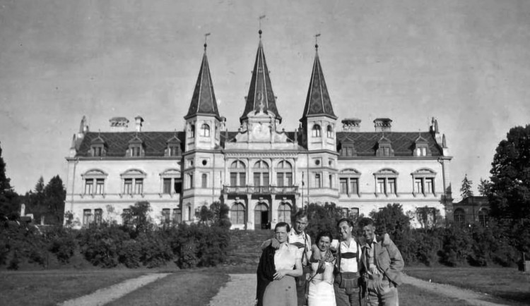 Vojáci zničili pohádkový zámek na německé straně Šumavy. Stejný osud jako Debrník