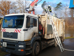 V Jickovicích vzplál papír v popelářském voze. Hasiči se k němu museli proříznout