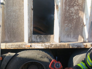 V Jickovicích vzplál papír v popelářském voze. Hasiči se k němu museli proříznout