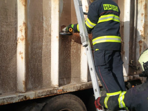 V Jickovicích vzplál papír v popelářském voze. Hasiči se k němu museli proříznout