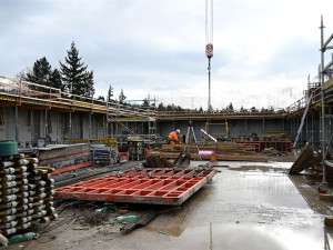 Z Vídně až do Písku. Dorazilo osm obřích vazníků na stavbu nového pavilonu