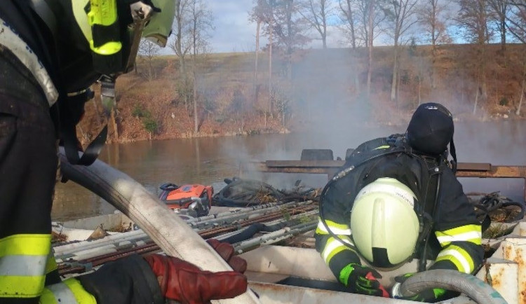 V Jickovicích vzplál papír v popelářském voze. Hasiči se k němu museli proříznout
