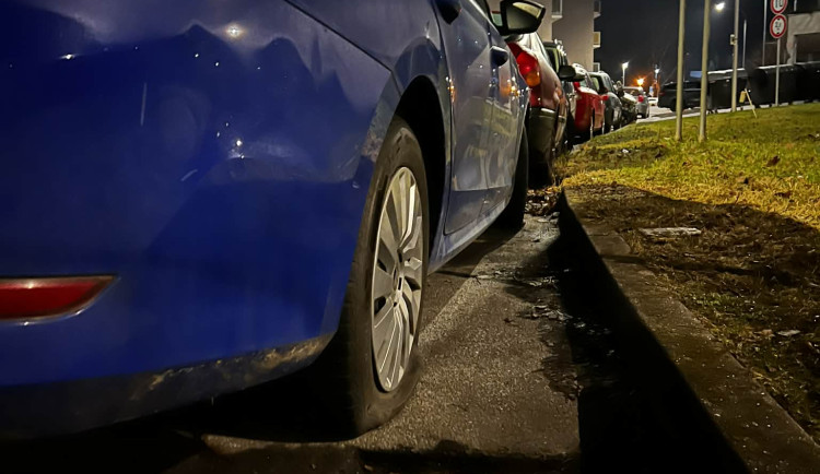 U budějovické sportovní haly řádil vandal. Šest aut skončilo s propíchanými pneumatikami