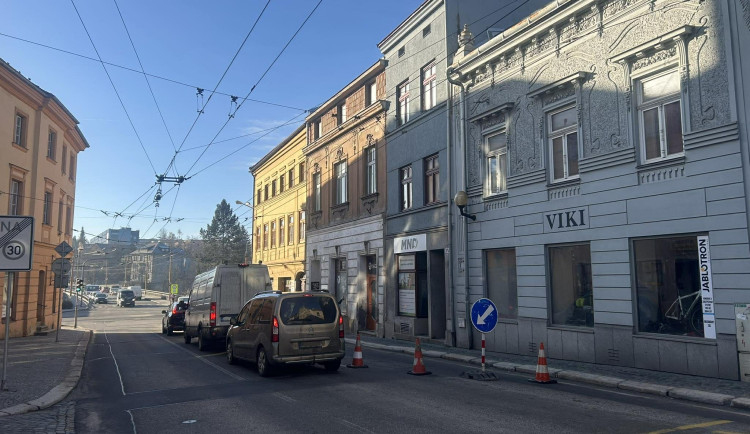 FOTO: Dopravní omezení v centru Jihlavy: Dělníci opravují propad vozovky u náměstí