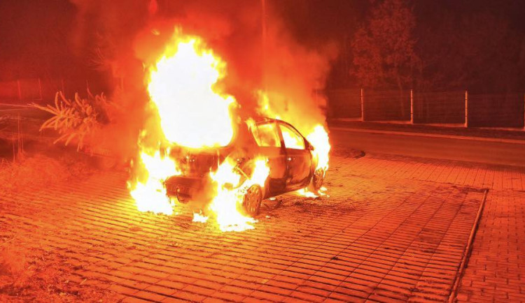 Noční žhář udeřil v Hluboké nad Vltavou. Oheň zničil auta městského zastupitele