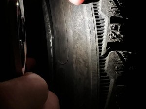 U budějovické sportovní haly řádil vandal. Šest aut skončilo propíchanými pneumatikami