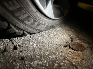 U budějovické sportovní haly řádil vandal. Šest aut skončilo propíchanými pneumatikami