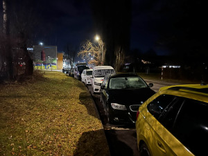 U budějovické sportovní haly řádil vandal. Šest aut skončilo propíchanými pneumatikami